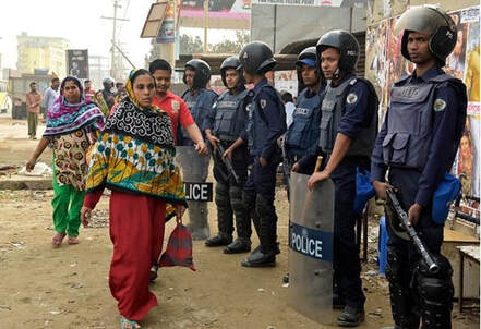 Policías en Bangladesh